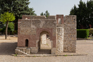 Imagen de la replica de la puerta de San Basilio, una de las replicas del parque temático Mudéjar en la villa de Olmedo