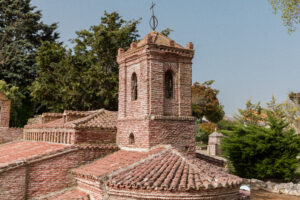 Imagen de la replica de Iglesia de San Juan Bautista, muestra la torre de la iglesia
