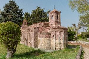 Imagen de la replica de Iglesia de San Juan Bautista, una de las replicas del parque temático Mudéjar en la villa de Olmedo
