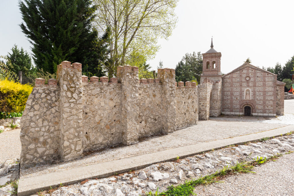 Imagen de la replica de la iglesia de San Miguel, una de las replicas del parque temático Mudéjar en la villa de Olmedo