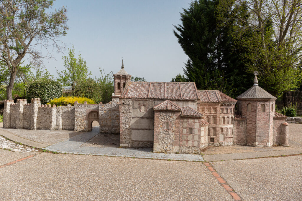 Imagen de la replica de la iglesia de San Miguel, una de las replicas del parque temático Mudéjar en la villa de Olmedo