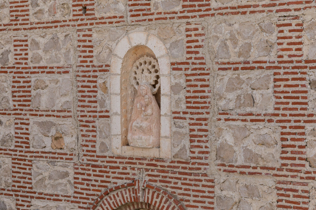 Imagen de la replica de la iglesia de San Miguel, muestra una representación de la virgen de la Soterraña