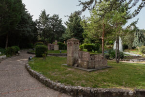 Imagen de la replica del castillo de la iglesia san Pedro, una de las replicas del parque temático Mudéjar en la villa de Olmedo