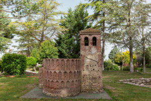 Imagen de la replica del castillo de la iglesia san Pedro, muestra el exterior trasero de la replica