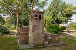 Imagen de la replica del castillo de la iglesia san Pedro, muestra el exterior de la replica