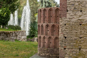 Imagen de la replica del castillo de la iglesia san Pedro, muestra el exterior de una de las cupulas