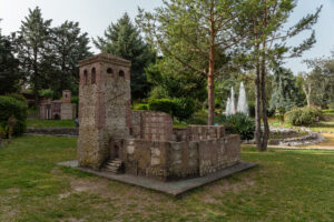 Imagen de la replica del castillo de la iglesia san Pedro, una de las replicas del parque temático Mudéjar en la villa de Olmedo