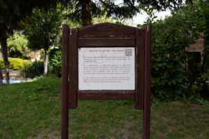 Imagen del cartel informativo de la iglesia de San Salvador dentro del parque temático Mudéjar
