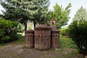 Imagen de la replica de la iglesia de San Salvador, muestra el lado trasero