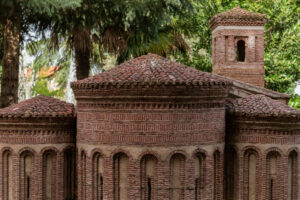 Imagen de la replica de la iglesia de San Salvador, una de las replicas del parque temático Mudéjar en la villa de Olmedo