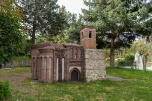 Imagen de la replica de la iglesia de San Salvador, una de las replicas del parque temático Mudéjar en la villa de Olmedo