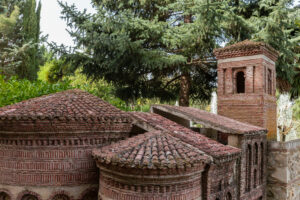 Imagen de la replica de la iglesia de San Salvador, una de las replicas del parque temático Mudéjar en la villa de Olmedo