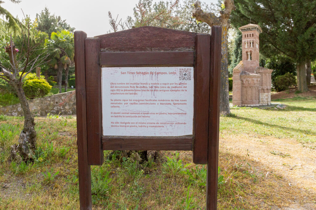 Imagen del cartel informativo de la iglesia de San Tirso dentro del parque temático Mudéjar