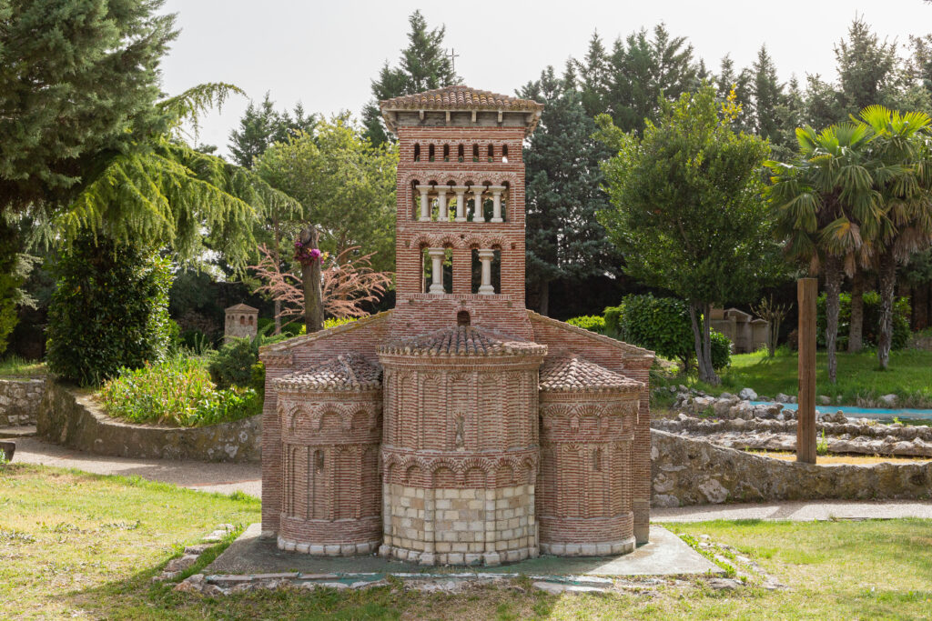 Imagen de la replica de la iglesia de San Tirso, una de las replicas del parque temático Mudéjar en la villa de Olmedo