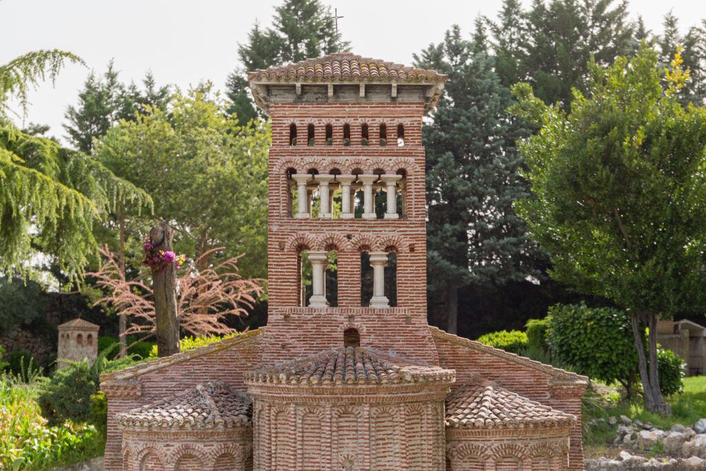Imagen de la replica de la iglesia de San Tirso, muestra la torre