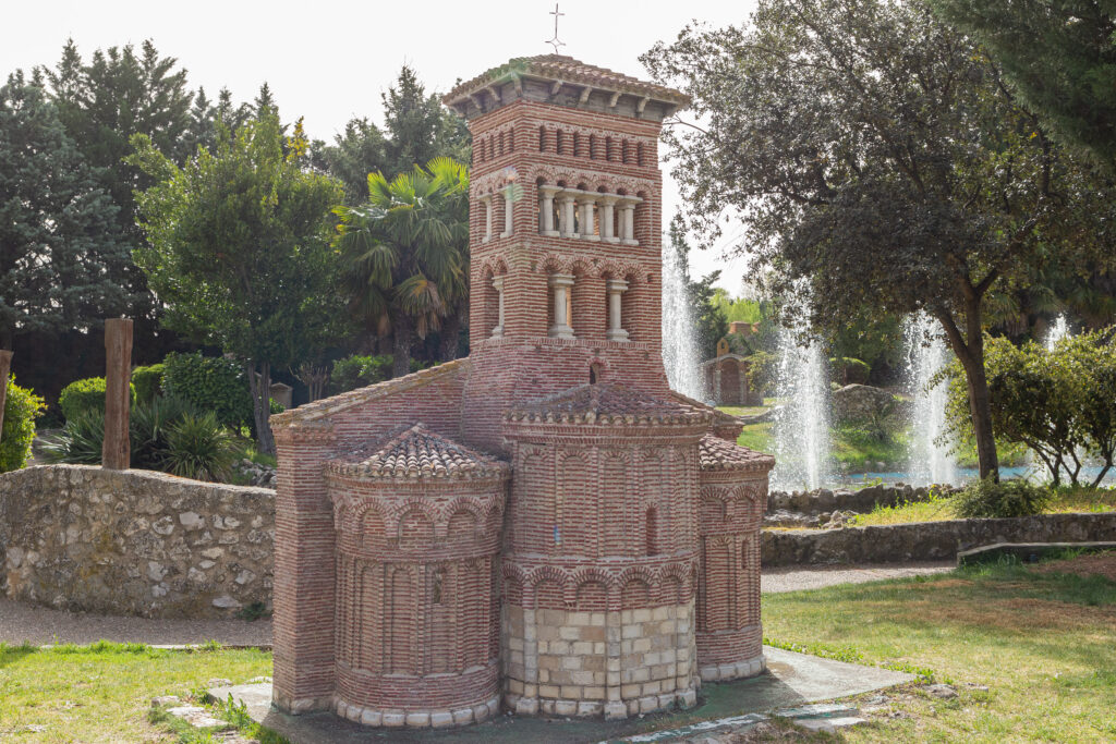 Imagen de la replica de la iglesia de San Tirso, una de las replicas del parque temático Mudéjar en la villa de Olmedo