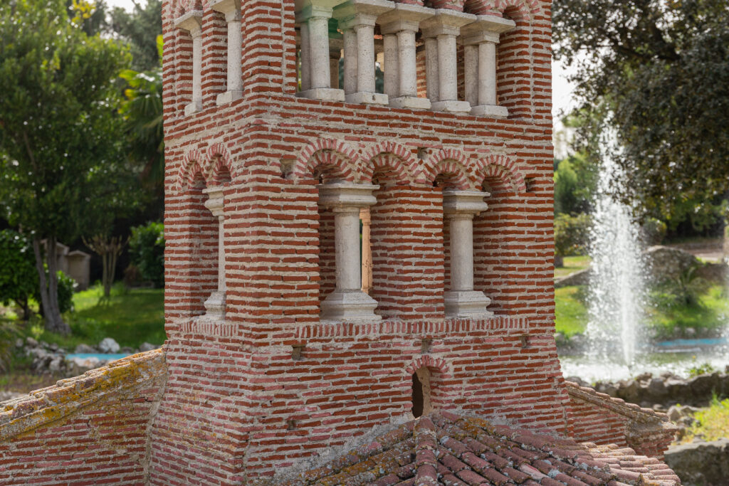 Imagen de la replica de la iglesia de San Tirso, muestra en detalle los arcos de la torre