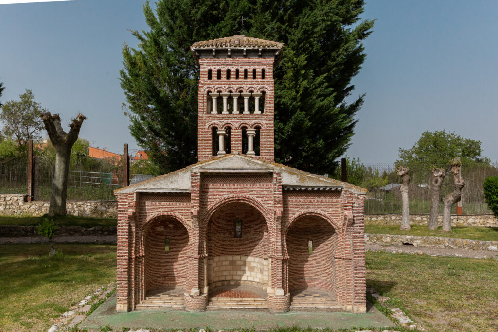 Imagen de la replica de la iglesia de San Tirso, muestra la parte trasera de la replica