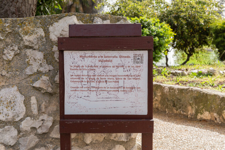 Imagen del cartel informativo del monumento a la Soterraña dentro del parque temático Mudéjar