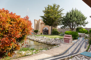 Imagen de la replica de la estación de Villalón, una de las replicas del parque temático Mudéjar en la villa de Olmedo