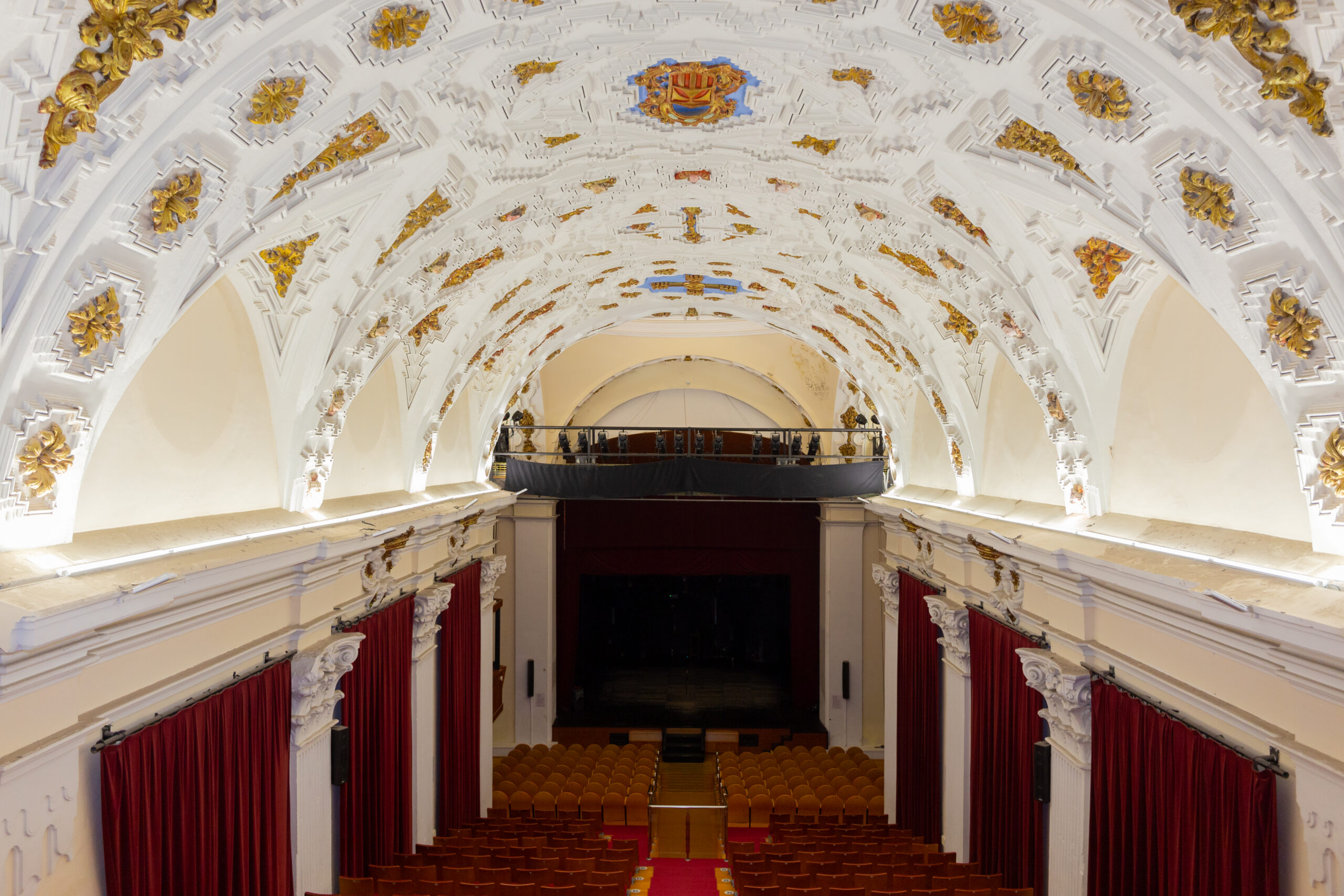 Interior del centro de artes escénicas San Pedro, la imagen muestra el el interior de cara al escenario principal