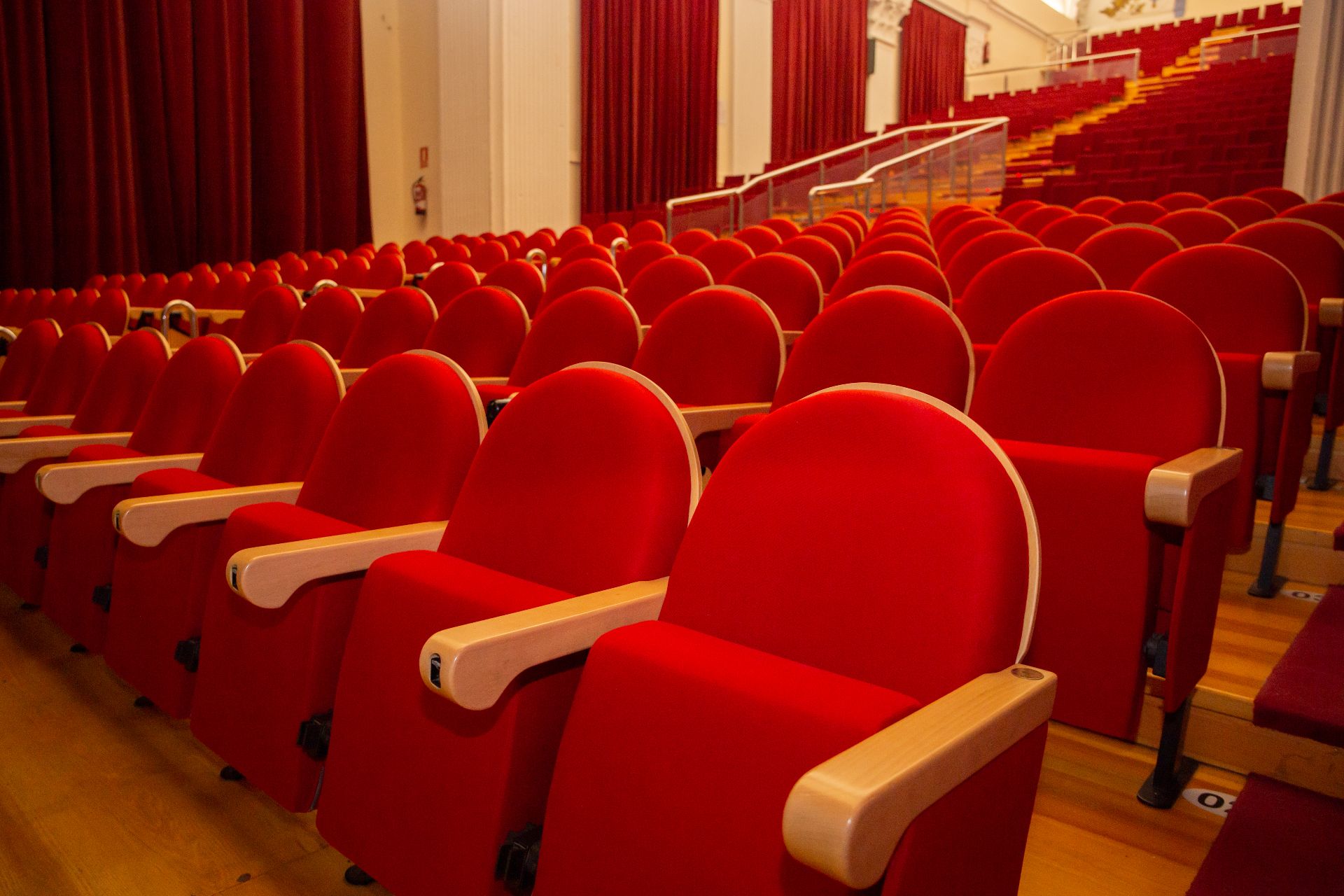 Interior del centro de artes escénicas San Pedro, la imagen muestra las butacas