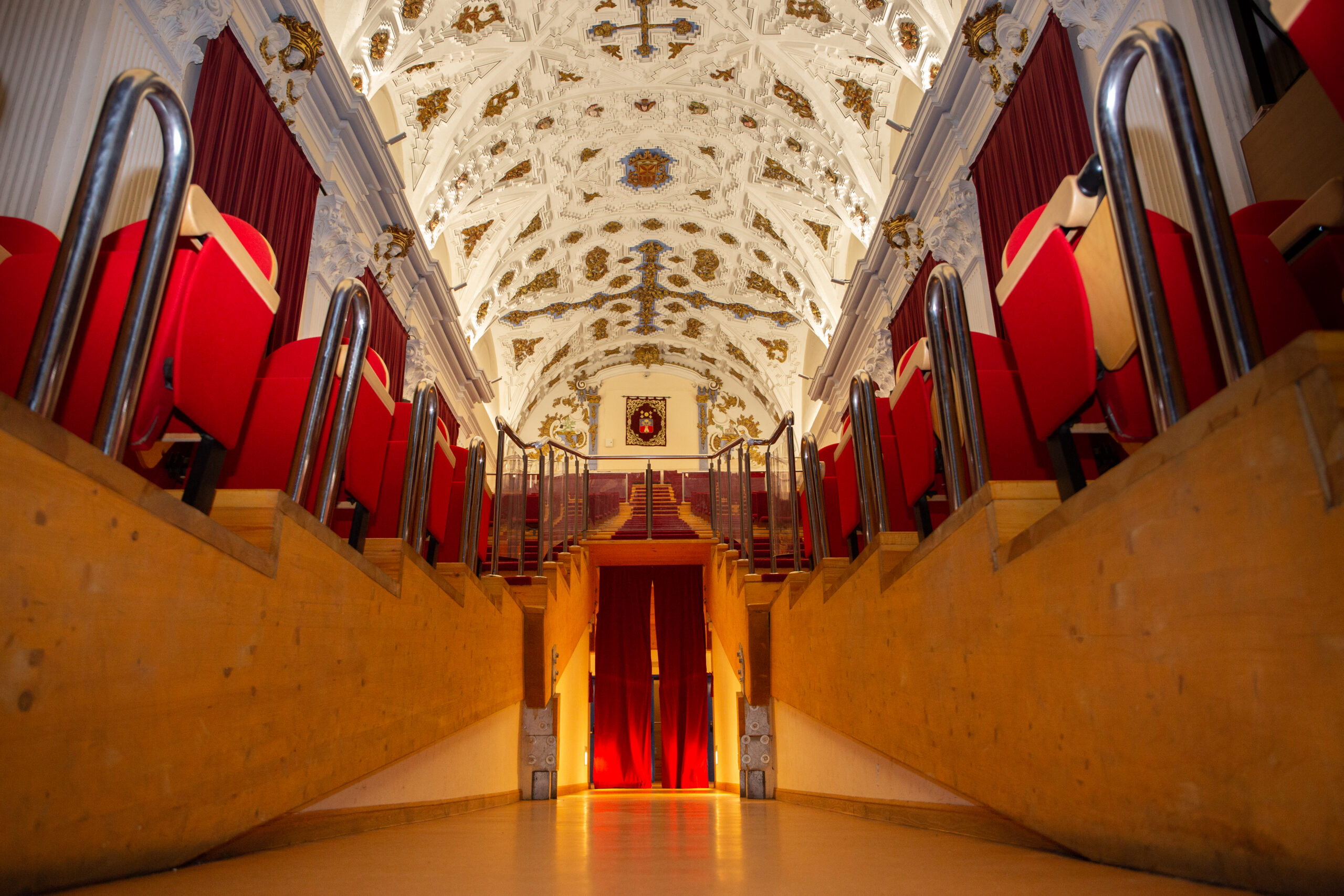 Interior del centro de artes escénicas San Pedro, la imagen muestra el el interior de cara a la entrada
