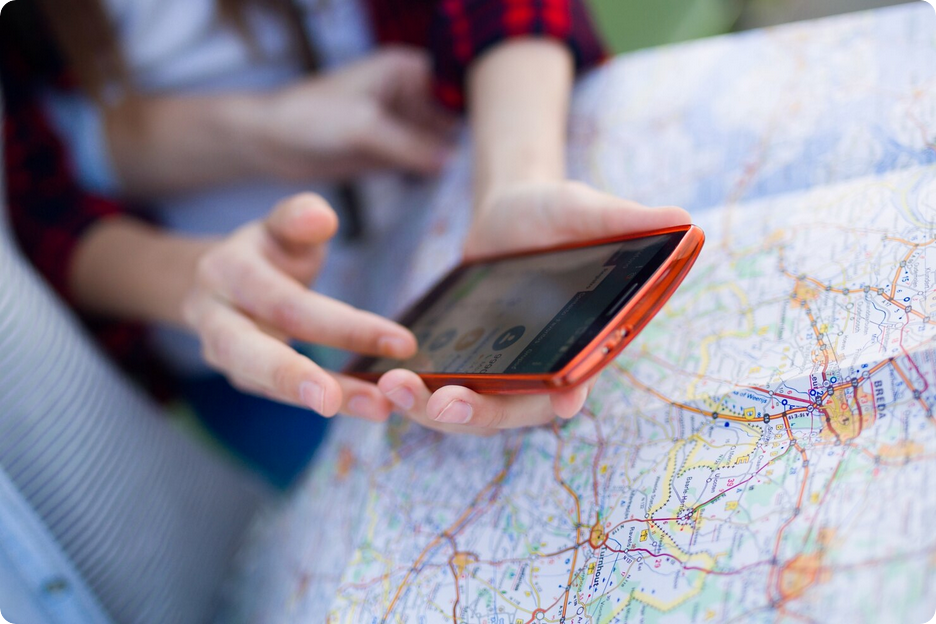 Personas con un mapa, tratando de planificar su viaje