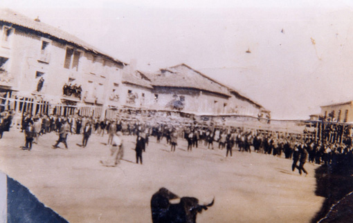 Foto antigua de un encierro tradicional de la Villa de Olmedo sacada en el año 1924