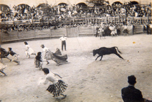 Foto antigua de un encierro sacada en el año 1956