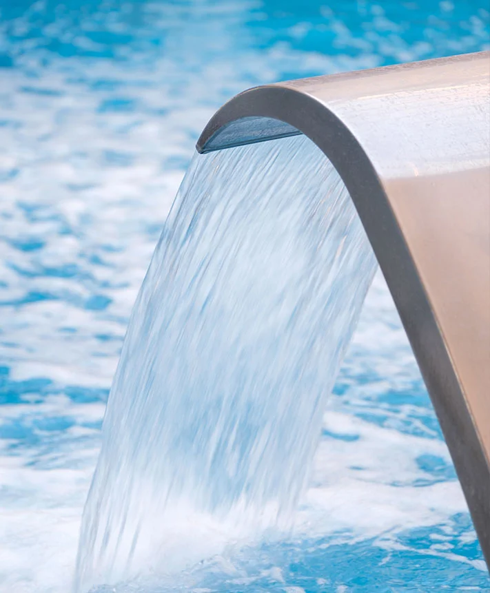 Fuente de agua de masajes dentro de la villa termal