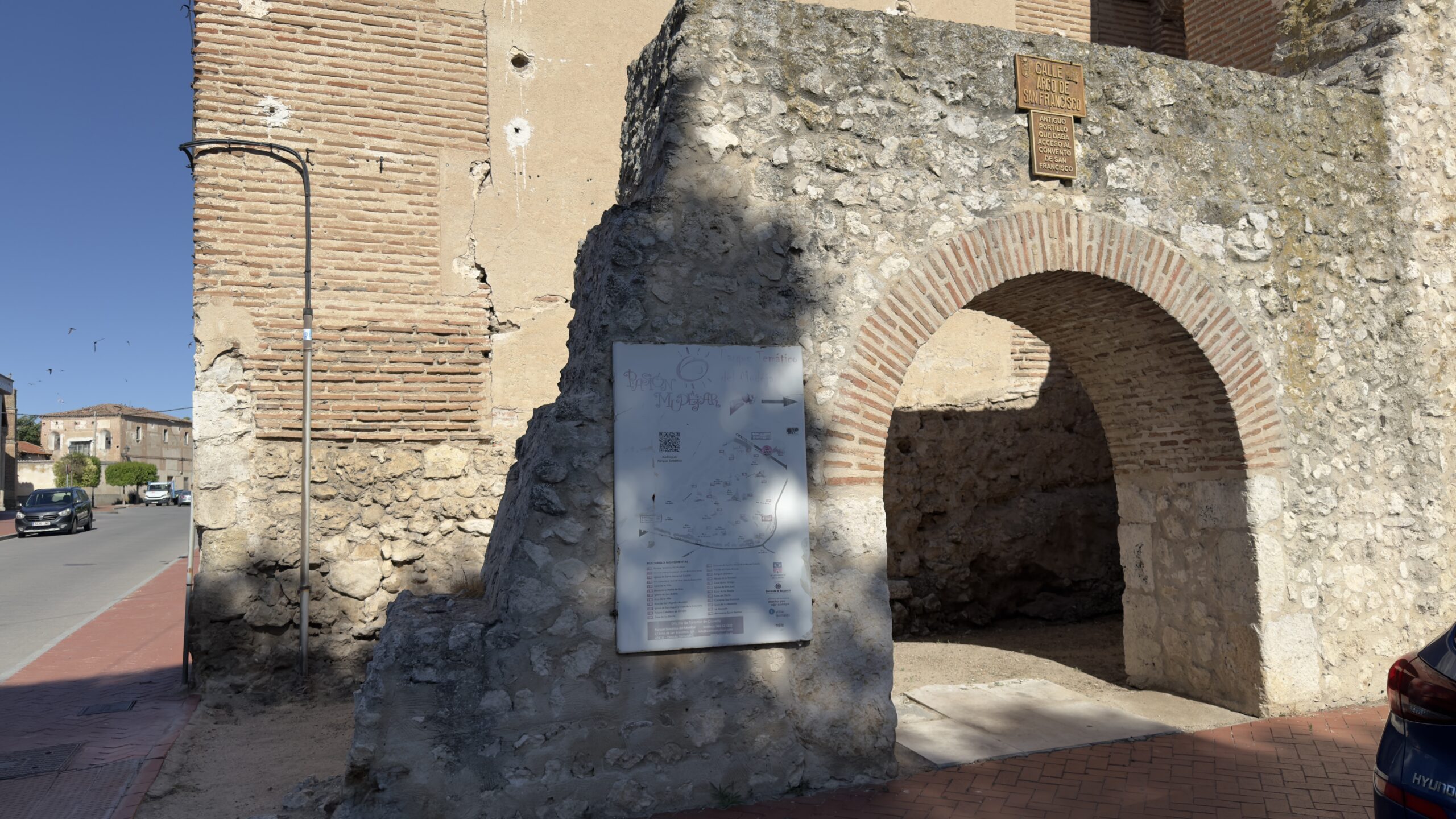 Arco de san francisco de frente, uno de los arcos de la villa