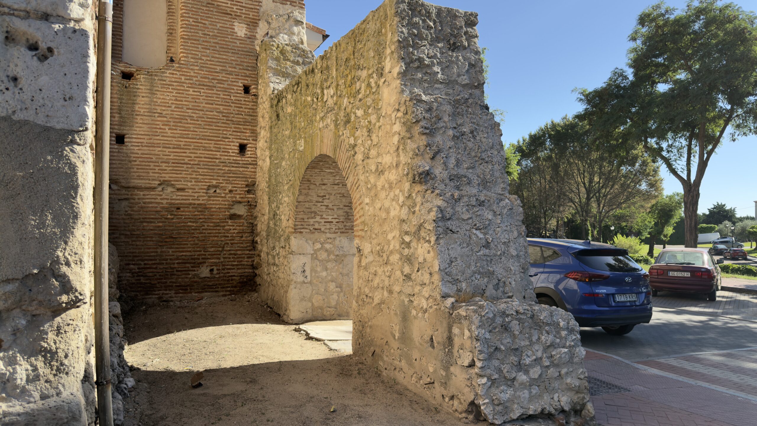 Arco de san francisco por detrás, uno de los arcos de la villa