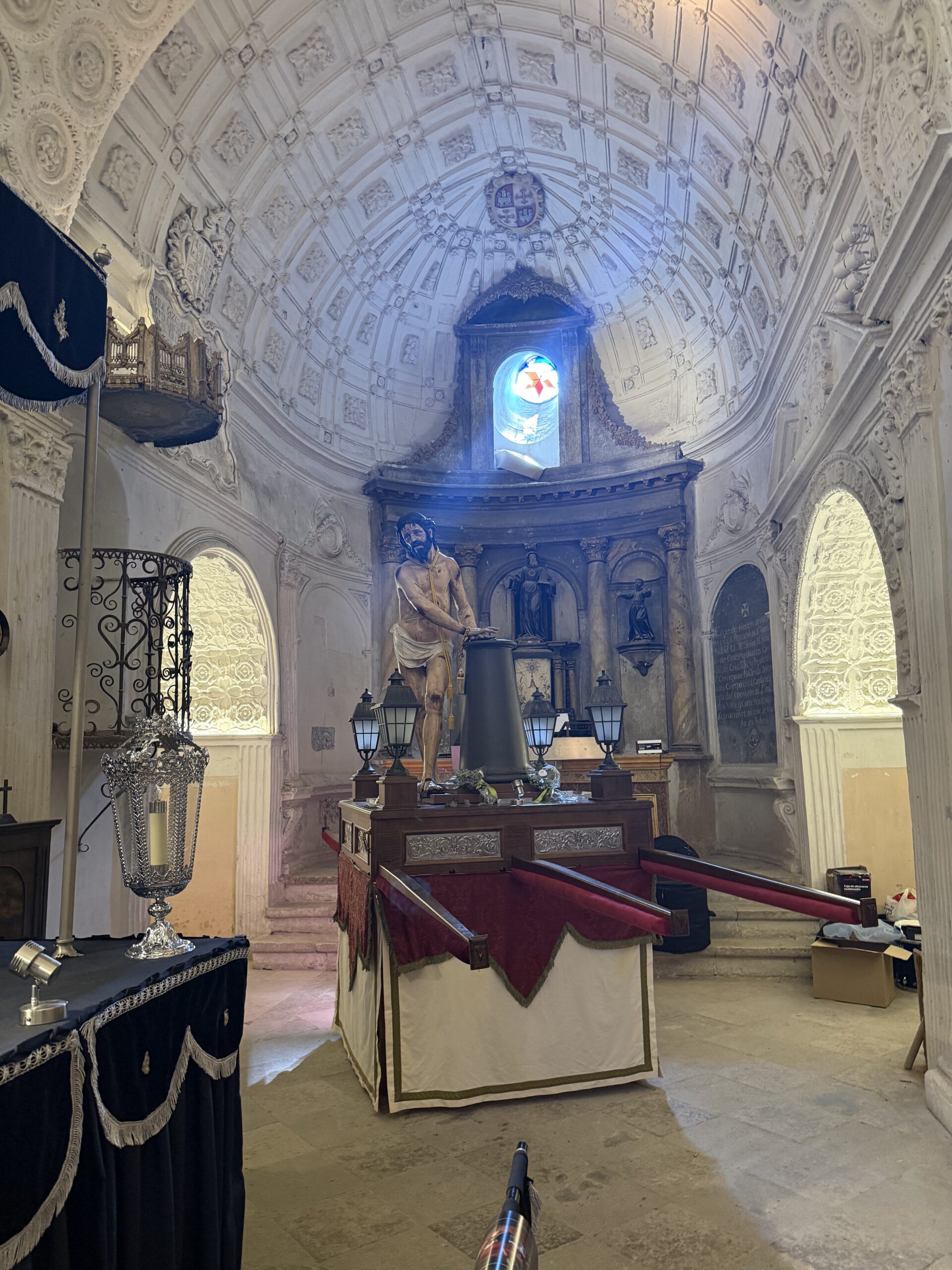 Paso de semana santa con el retablo de San Juan