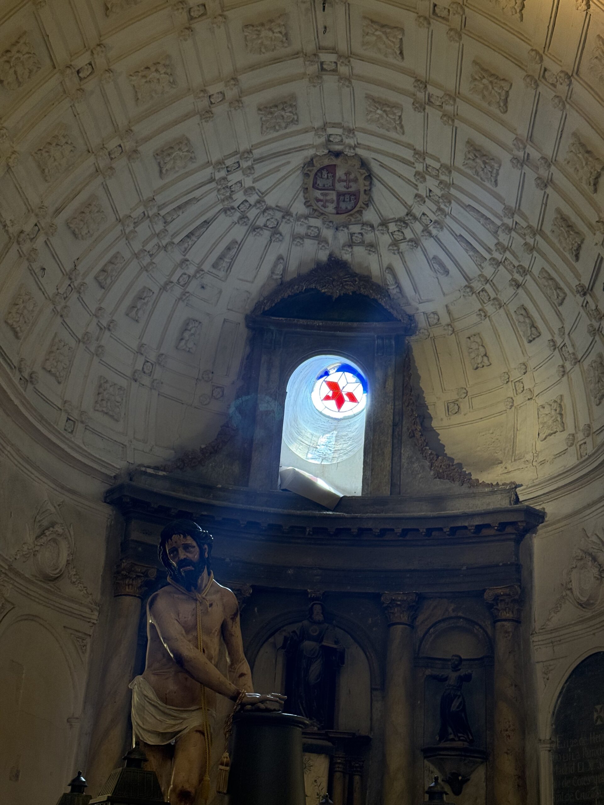 Paso de cristo junto a vidriera San Juan
