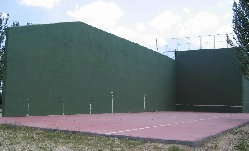 Frontón descubierto