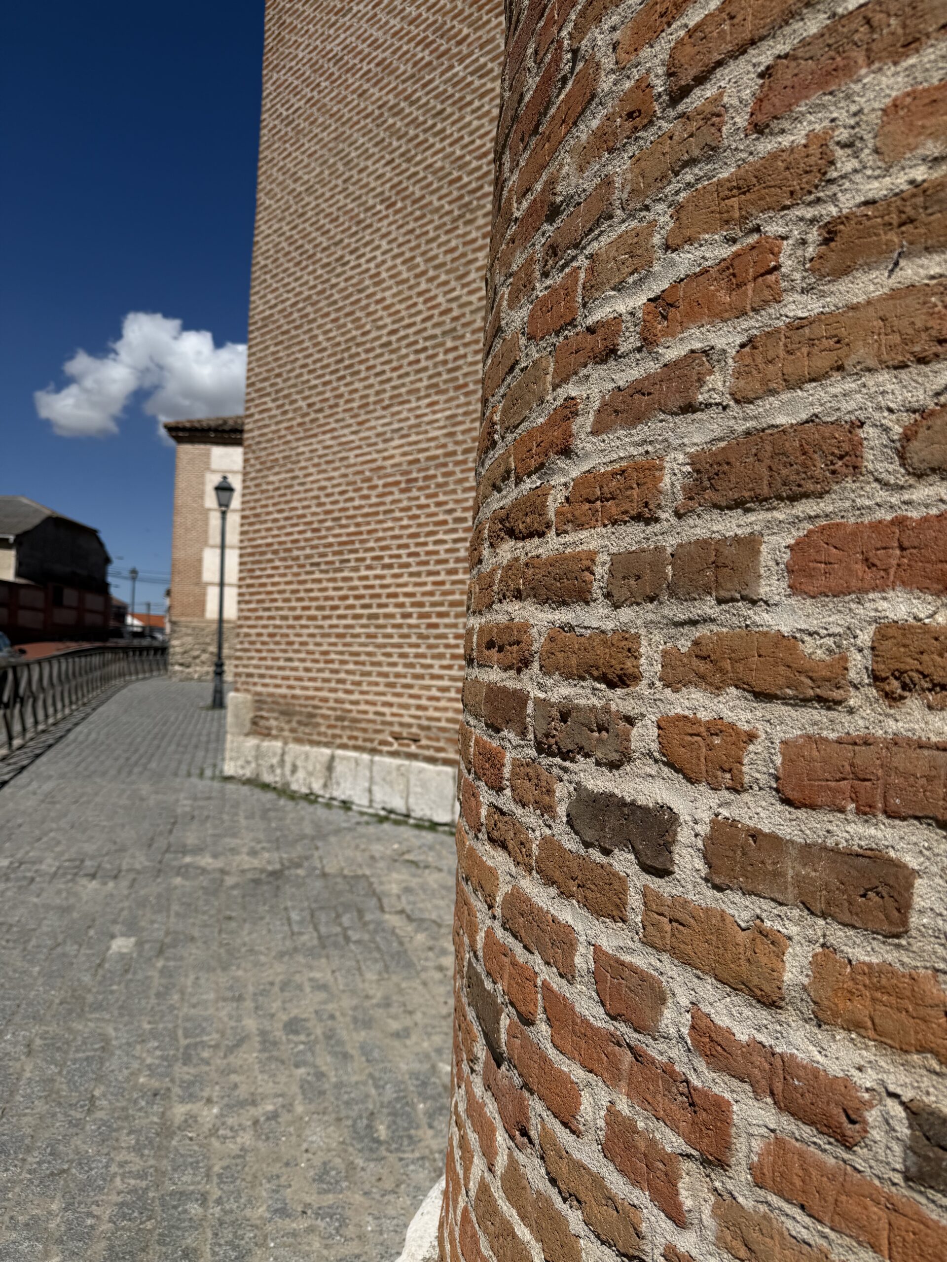 Exterior de san Miguel, se pueden observar las cruces del camarín